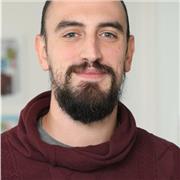 Maestro in Composizione diplomato in Inghilterra, sia percorso triennale che magistrale, fornisce Lezioni di chitarra Rock e di musica, anche online